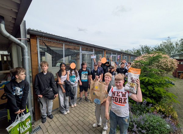Spendenübergabe im Tierheim: Schülerinnen und Schüler zeigen großes Engagement