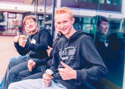 Zwei Jungs essen Eis
