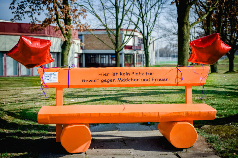 Landrat Ali Dogan verleiht Demokratiepreis an Sekundarschule